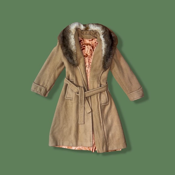 Jackets & Blazers - vintage tan coat with fur collar (size xs)